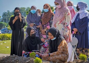 FATIN Nabila Huda Ismail (duduk kanan) ditenangkan rakan-rakannya di majlis pengkebumian Allahyarham Naim Hariri Kamaruddin di Tanah Perkuburan Raudhtaul Sakinah, Gombak, Kuala Lumpur, semalam. - UTUSAN/SHIDDIEQIIN ZON