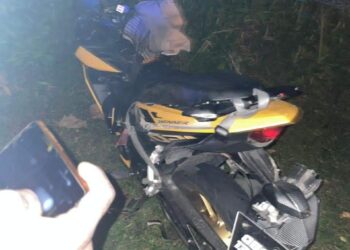 KEADAAN motosikal penghantar makanan yang bertembung kenderaan jenis SUV di Jalan Tanjung Rambutan-Chemor dekat Ipoh semalam. - UTUSAN/MEDIA SOSIAL