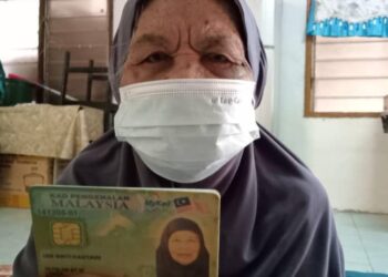 UMI Kastawi menunjukkan kad pengenalannya yang menunjukkan tahun lahirnya 1914 di Kampung Liang Batu, Muar, Johor, semalam.