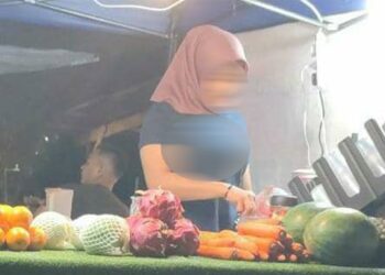 DARLENE menyiapkan air buah yang dipesan pelanggannya di kedainya di Jalan Pasir Panjang, Kuala Terengganu, Terengganu, semalam.