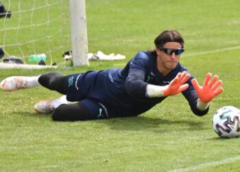 PENJAGA gol Switzerland, Yann Sommer memakai kaca mata hitam ketika menjalani latihan di pusat sukan Tre Fontane, Rome pada 24 Jun lalu. - AFP