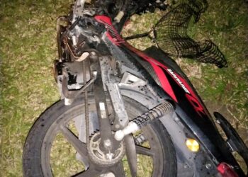 KEADAAN motosikal mangsa yang maut dalam kemalangan di Pekan Gurney, Sitiawan tengah malam tadi. - UTUSAN/JBPM PERAK