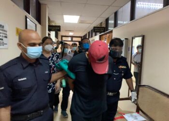 MUHAMAD Rozi Ahmad Puad (kanan) dibawa keluar dari Mahkamah Sesyen Ipoh, Perak, hari ini selepas dijatuhi hukuman denda RM8,000 dan sehari penjara kerana menerima rasuah empat tahun lalu. - UTUSAN/ASLIZA MUSA