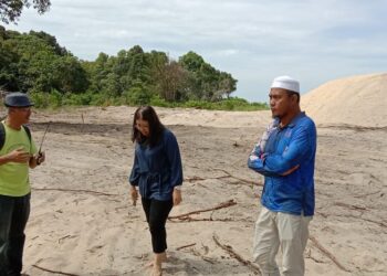 MEOR Razak Meor Abdul Rahman (kiri) menerangkan kepada Wong May Ing (tengah) mengenai pencerobohan Pantai Pasir Panjang yang turut disertai Wahid Ridwan (kanan) dalam tinjauan di Segari di Lumut hari ini. - UTUSAN/ SHAMSUL KAMAL AMARUDIN