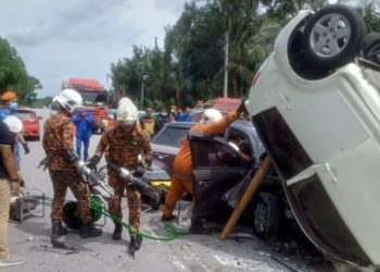 ANGGOTA bomba mengeluarkan mangsa yang tersepit dalam kemalangan di Kampung Klah Baru, Sungkai, Tapah, semalam. - GAMBAR IHSAN JBPM