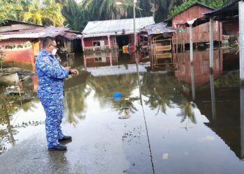 KEADAAN banjir di kawasan rumah penduduk di Changkat Jong, Teluk Intan yang semakin surut  hari ini. - IHSAN APM