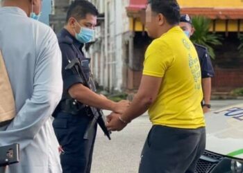 GAMBAR yang tular lelaki bergari dibantu anggota polis di Taiping hari ini setelah menyelamatkan diri daripada kumpulan penculik di Kampung Teluk Perang, Parit -  MEDIA SOSIAL