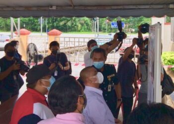 SAARANI Mohamad (tengah) mendengar taklimat mengenai pelaksanaan PKPD di PSAS di Behrang dekat Tanjung Malim, Perak, hari ini. - FOTO/MOHAMAD HAFIZI MOHD. SAID