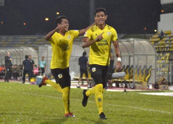 MUHAMMAD Shahrel Fikri Md. Fauzi (kanan) meraikan jaringannya ketika menentang Felda United dalam aksi Liga Super di Ipoh hari ini. - UTUSAN/ZULFACHRI ZULKIFLI