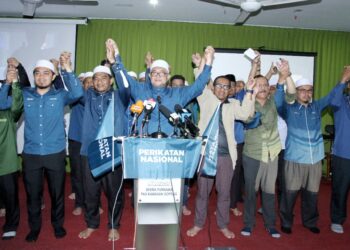 RAZMAN Zakaria (tengah) bersama ADUN PN dalam sidang akhbar di Ipoh, Perak, hari ini. - UTUSAN/MUHAMAD NAZREEN SYAH MUSTHAFA