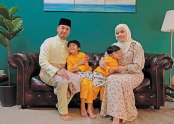 KELUARGA kecil Normairah Yuhanis bersama suami, Muhammad Farish dan dua anak lelaki, Muhammad Rizqi dan Muhammad Rayqal.