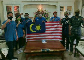 MUHAMMAD Sanusi Md. Nor (tengah) mengibarkan Jalur Gemilang bersama para pendaki yang akan menawan Gunung Everest pada misi Malaysia Everest 2022 di Alor Setar, Kedah, hari ini. - UTUSAN/MOHD. RAFIE