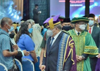 TUANKU Syed Sirajuddin Jamalullail (tengah) berkenan berangkat menyempurnakan Majlis Konvokesyen kali ke-14 PTSS Perlis di Dewan Harumanis PTSS Pauh Putra, Arau, Perlis hari ini.