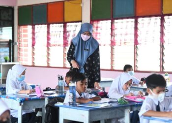 SEKITAR 90 peratus murid memilih tidak memakai pelitup muka semasa berada di dalam kelas susulan kelonggaran yang diberikan Kementerian Pendidikan yang tidak lagi mewajibkan pemakaiannya di kawasan sekolah.- UTUSAN/IZLIZAN OTHMAN