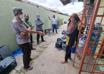 SHAIK FARIDHUDHEEN Anverdeen (kiri) ketika turun membantu dan meninjau keadaan mangsa banjir di Yayasan Noor Manzil, Puchong, Selangor yang ditenggelami banjir baru-baru ini.