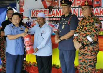 MOHD. Nassuruddin (dua kiri) ketika merasmikan Pelancaran Life Saving Appliances (LiSA) Jabatan Bomba Dan Penyelamat Negeri Kelantan di Tapak Pameran pekarangan Stadium Sultan Muhammad IV di Kota Bharu, Kelantan semalam. - UTUSAN/ROSALWANI CHE SOH