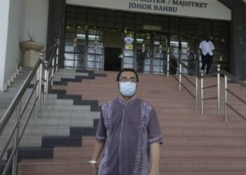 MOHD. Nazaruddin Yusoff berjalan keluar setelah didakwa menyebar kenyataan palsu mengikut Seksyen 4(1) Ordinan Darurat di Mahkamah Sesyen di Johor Bahru, Johor. -UTUSAN/RAJA JAAFAR ALI