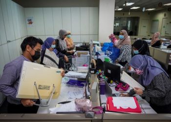 Arahan Bekerja  Dari Rumah boleh mengurangkan kepadatan ruang kerja di pejabat. – GAMBAR HIASAN