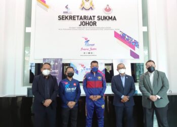 MOHD. Hairi Mad Shah (tengah) ketika hadir memulakan tugas rasmi sebagai Exco di Ibu Pejabat Sekretariat Sukma Johor di Iskandar Puteri, Johor.