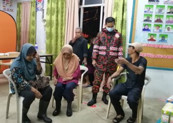 MAT Zaid Mamat (kanan) menceritakan detik cemas dia sekeluarga termasuk ibu yang terkandas kerana gagal menyeberang Sungai Telemong di Kampung Matang, di Hulu Terengganu, semalam ekoran arus deras.