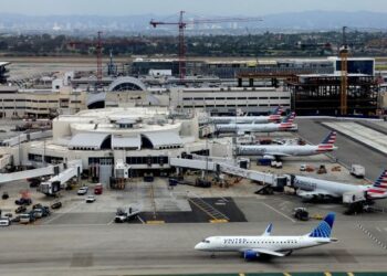 PESAWAT United Express dikendalikan oleh hab penerbangan udara Amerika di Lapangan Terbang Antarabangsa Los Angeles (LAX). -AFP