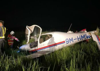 Pesawat ringan yang tergelincir di landasan Lapangan Terbang Antarabangsa Langkawi, Kedah semalam. - Ihsan MAHB