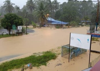 KEADAAN Kampung Petaseh Hulu, Jelebu yang dinaiki air susulan hujan lebat selama dua jam petang ini. - IHSAN BOMBA