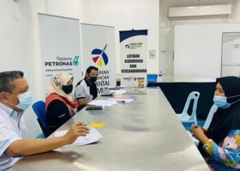 SESI temuduga untuk program empowerECER-MEKAR di Kelantan minggu lepas. - IHSAN PETRONAS