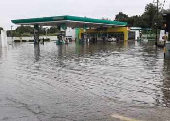 STESEN minyak Petronas di Bukit Rambai, Melaka ditutup akibat dilanda banjir. - FOTO/AMRAN MULUP