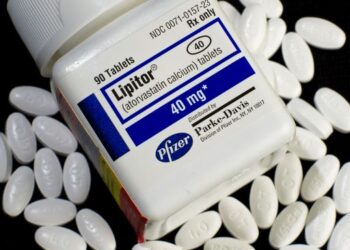 PIL Lipitor dalam bentuk tablet keluaran Pfizer yang diedarkan oleh Parke-Davis di Washington.-AFP