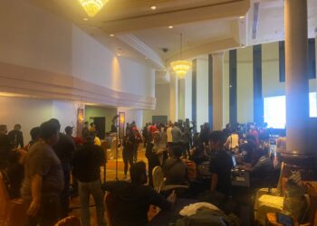 PETUGAS media tempatan dan luar negara mula berkumpul di Hotel Grand Dorsett di sini yang menjadi pusat media PH untuk keputusan PRU15.