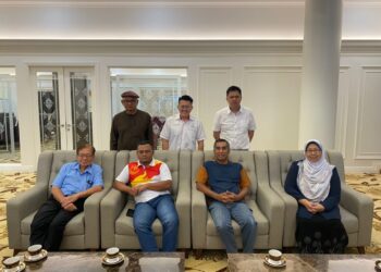 AMIRUDIN Shari (duduk, dua dari kiri) bermesyuarat bersama pimpinan PH Pahang berhubung sokongan kepada BN bagi membentuk kerajaan negeri.