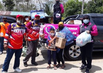 SHARIFAH Mazlina Syed Abdul Kadir (kanan) mengetuai Sahabat Aweta menyampaikan bantuan pasca banjir di Kampung Ulu Luit, Maran, Pahang.  - UTUSAN/SALEHUDIN MAT RASAD