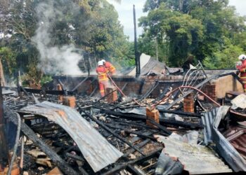 DUGAAN awal Ramadan buat peneroka Felda, Ahmad Mazlan Mat Adam apabila rumahnya musnah terbakar dalam kejadian kebakaran di Felda Raya Jengka 14, Maran, Pahang. – FOTO/SALEHUDIN MAT RASAD