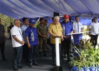 ISMAIL Sabri Yaakob (tengah) merasmikan Majlis Pecah Tanah Program Perumahan Rakyat (PPR) Bera di Rejimen Ke-34 Artileri Diraja, Kem Bera di Bera, Pahang. - FOTO/SHAIKH AHMAD RAZIF