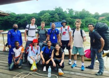 MOHD. Kamil Hakim Rozali (berdiri belakang, empat dari kanan) bersama pelancong dari Belanda dan Jerman sebelum menaiki bot penambang berkunjung ke beberapa tempat di Taman Negara Kuala Tahan di Jerantut, Pahang. - UTUSAN/HARIS FADILAH AHMAD