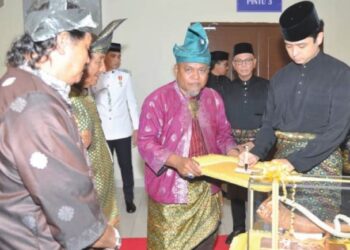 TENGKU HASSANAL IBRAHIM ALAM SHAH Al-Sultan Abdullah Ri’ayatuddin Al-Mustafa Billah Shah (kanan) berkenan menerima tetuang atau trompet yang dihadiahkan Rozali Abdul Rani (dua dari kanan) di Temerloh, Pahang. – FOTO/SALEHUDIN MAT RASAD