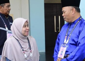 MOHD. Johari Hussain (kanan) berbual dengan Nor Idayu Hashim (kiri) selepas majlis penamaan calon Pilihan Raya Umum Ke-15 (PRU15) Dewan Undangan Negeri (DUN) Tioman di Dewan Jubli Perak Sultan Haji Ahmad Shah di Rompin, Pahang. - UTUSAN/SHAIKH AHMAD RAZIF