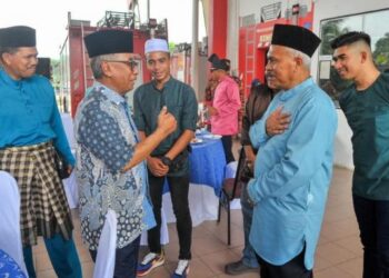 ISMAIL Abdul Muttalib (dua dari kiri) menyantuni seorang pesara selepas meraikan persaraan anggota dan jamuan hari raya Jabatan Bomba dan Penyelamat Malaysia (JBPM) di Maran, Pahang. - FOTO/SALEHUDIN MAT RASAD