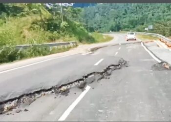 LALUAN yang berlaku mendapan hampir 0.3 meter di beberapa kawasan sepanjang jalan raya antara Kampung Tuit (Kuala Tahan) ke Hulu Tembeling di Jerantut, Pahang. - IHSAN PENDUDUK HULU TEMBELING