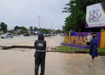 LALUAN di hadapan Kolej Universiti Islam Pahang Sultan Ahmad Shah (KUIPSAS) di Kuantan, Pahang, mula dinaiki air pagi tadi, sekali gus menyebabkan laluan di Jalan Kuantan-Pekan ditutup kepada kenderaan ringan.