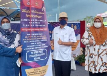 NOROLAZALI Sulaiman (tengah) melancarkan Walkabout Kempen Keselamatan Makanan di bazar Ramadan peringkat Negeri Pahang di Laman Kerayong, Bera, Pahang. - FOTO/SALEHUDIN MAT RASAD