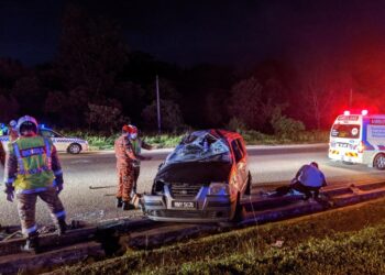 ANGGOTA Balai Bomba dan Penyelamat Gebeng membantu mengeluarkan mangsa tersepit di Jalan Kuantan-Kemaman, Kuantan, Pahang. - IHSAN JBPM PAHANG