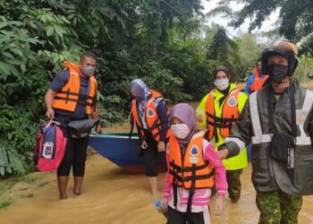 ANGGOTA polis membantu memindahkan penduduk yang terkandas di rumah berikutan banjir mula melanda serta menenggelami jalan raya di Kampung Lubuk Kulit di Lipis, Pahang. - IHSAN IPD LIPIS