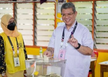 SAIFUDDIN Abdullah mengundi di Sekolah Kebangsaan Sungai Talam, Indera Mahkota, Kuantan, Pahang. - FOTO/DIANA SURYA ABD. WAHAB