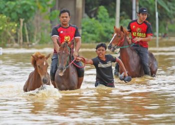 APA yang amat dirisaukan oleh rakyat masa kini bukan sangat pasal paras air  yang tinggi tetapi suasana politik semasa yang ‘menenggelamkan’ kisah banjir. – GAMBAR HIASAN/ZULHANIFA SIDEK