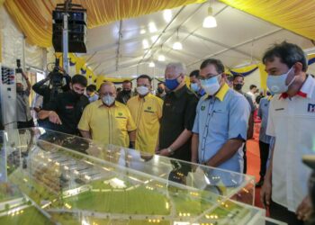 TUANKU Syed Sirajuddin Putra Jamalullail dan Tuanku Syed Faizuddin Putra Jamalullail diiringi Ismail Sabri Yaakob (tiga dari kanan) melihat pelan
pembangunan Terminal Pelabuhan Darat Perlis di Padang Besar, semalam. – UTUSAN/SHAHIR NOORDIN