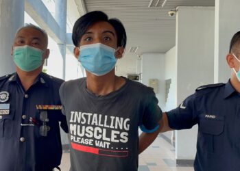 AIMAN Hakimi Hanafi dikawal anggota polis di Mahkamah Sesyen, Ayer Keroh, Melaka, hari ini. - UTUSAN/DIYANATUL ATIQAH ZAKARYA