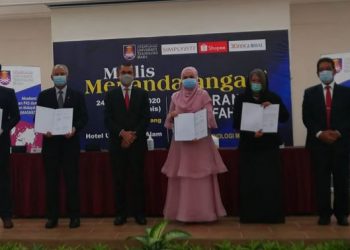 SYED Zainal Abidin Syed Mohamed Tahir (tiga dari kiri) dan Siti Nurhaliza Tarudin dalam majlis MoU dengan UiTM, baru-baru ini.