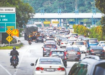 Kesesakan jalan raya yang teruk dijangka berlaku bila kebenaran rentas negeri diumumkan. - Mingguan/SHIDDIEQIIN ZON